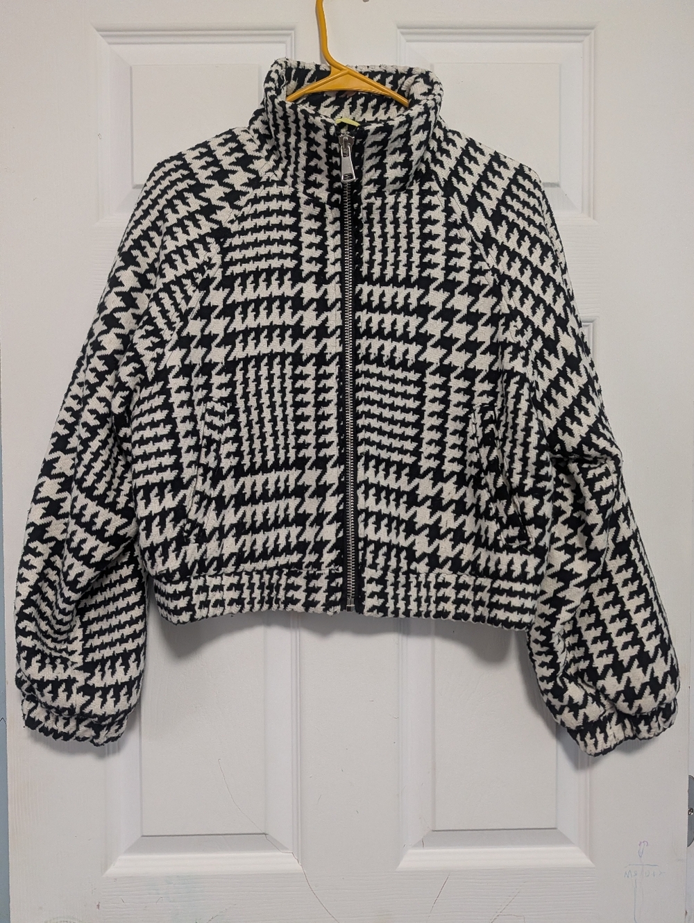 Firever 21 Women's thick black and white houndstooth zip-up jacket, size S